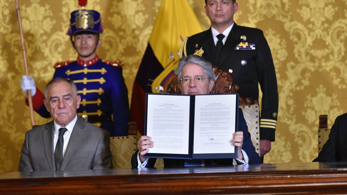 Lasso junto a Paco Moncayo en la firma del decreto el 3 de mayo de 2023.
