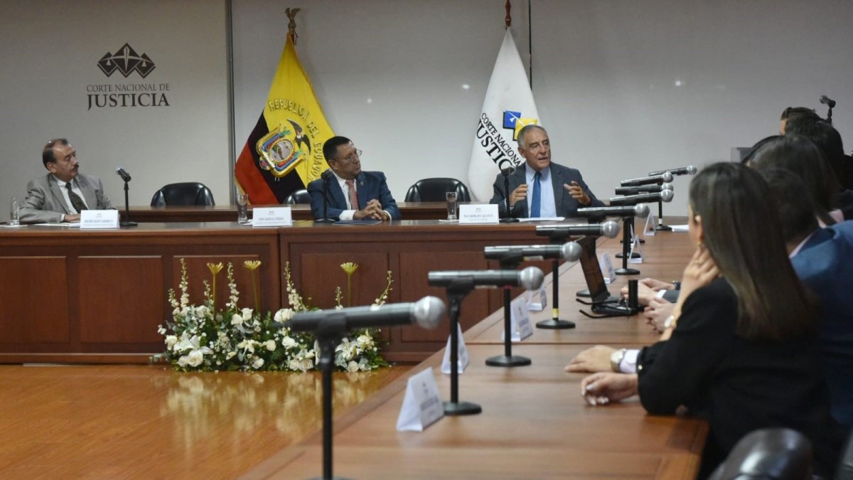 Cita. La reunión de las autoridades se realizó en el quinto piso de la Corte Nacional.