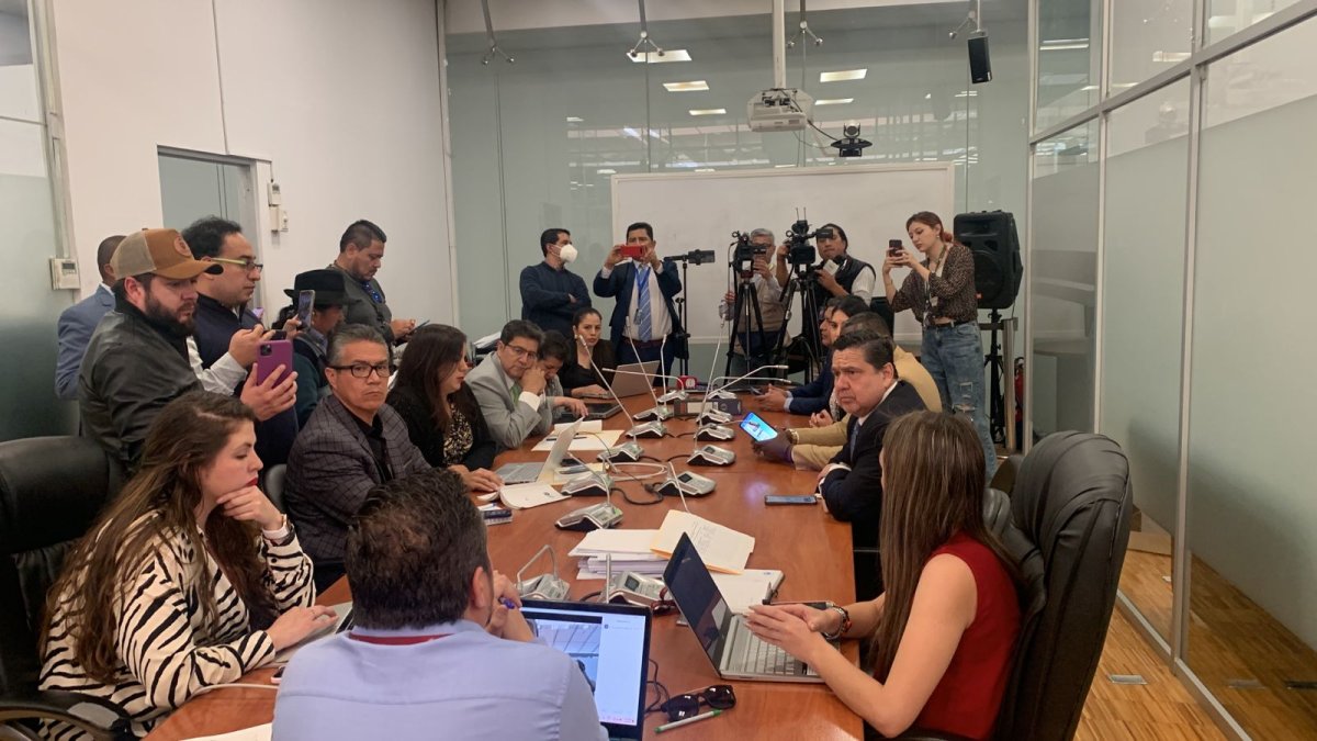 Tensión. Los legisladores ingresaron a la sesión de asesores de Fiscalización para dejar sentada su postura.