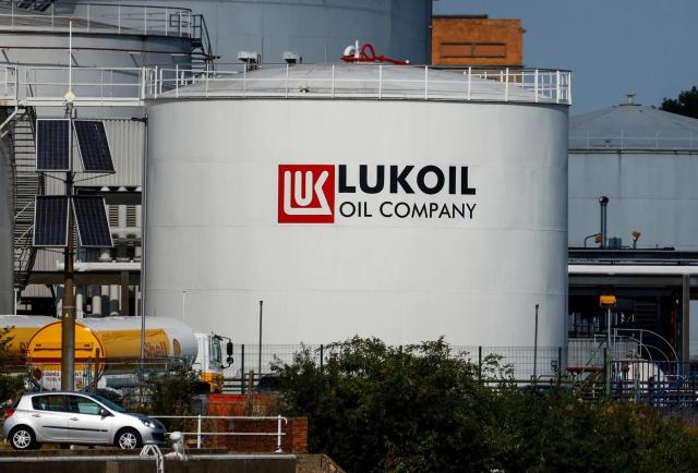 La compagnia petrolifera russa Lukoil completa la vendita delle sue raffinerie in Italia