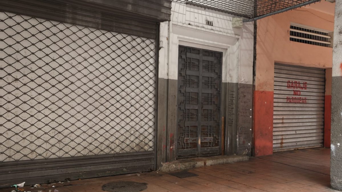 Las marcas de sangre quedaron impregnadas sobre la baldosa