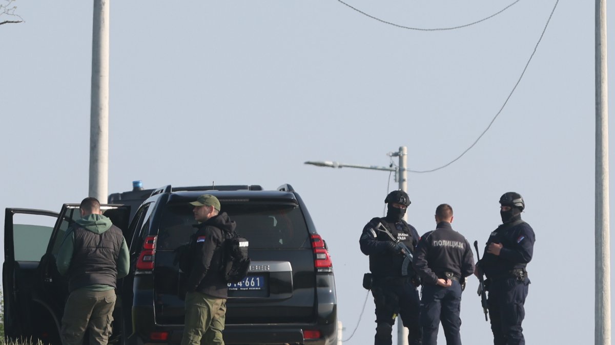 La policía trata de controlar la situación por las personas que portan armas