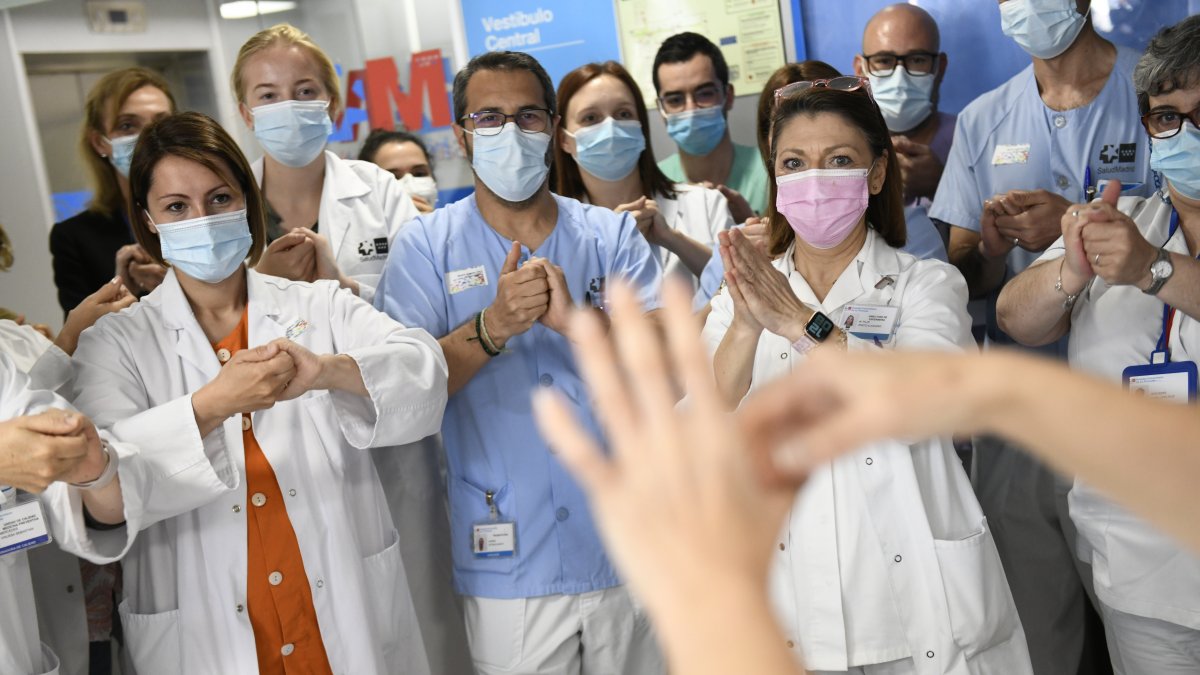 Demostración colectiva de lavado de manos en un hospital español.