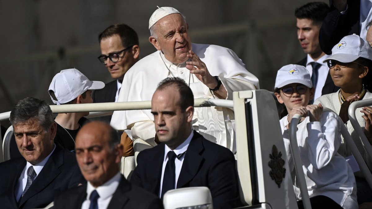 El Papa Francisco (C) dijo el pasado 13 de mayo estar muy triste por este ley