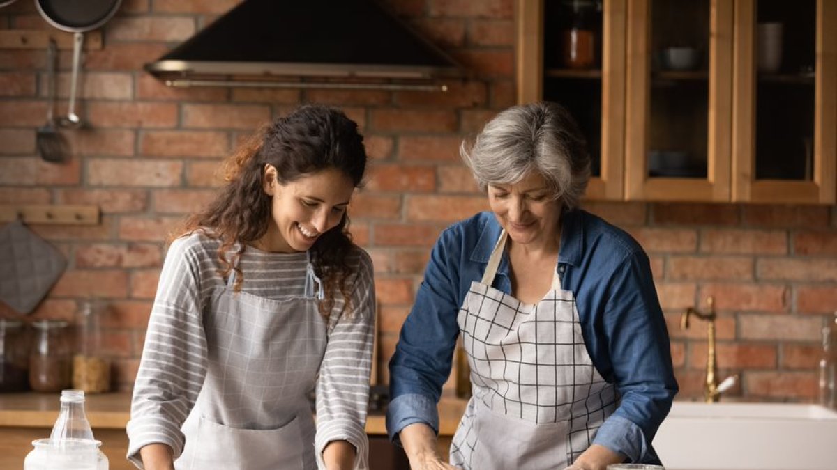 Mamá es la maestra que encamina a sus hijos en el arte de cocinar