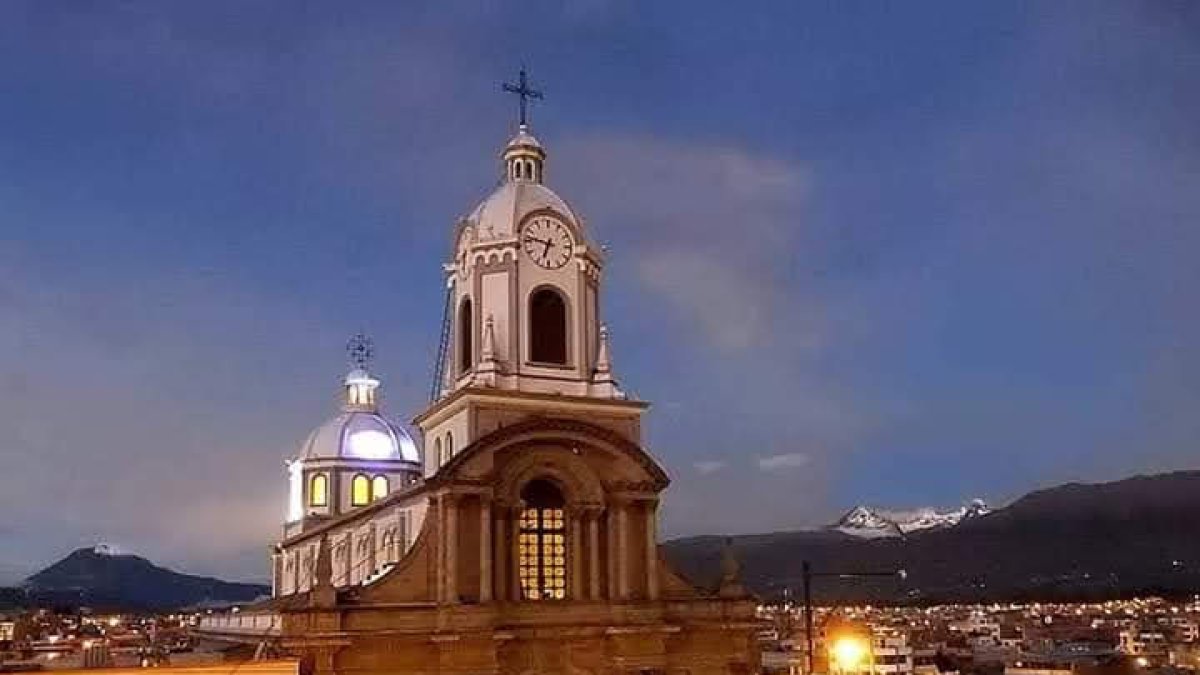 Paisaje. Una panorámica de la ciudad y su cercano vecino el volcán Chimborazo.