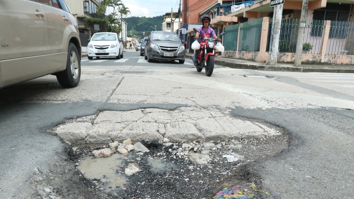 En Jiguas y Avenida Primera, Urdesa, existen grandes baches que afectan a los residentes.