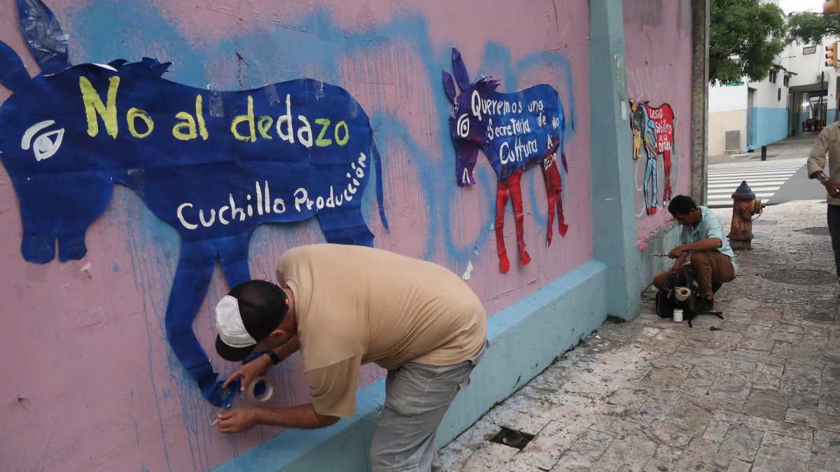 Protesta. Rafael Cruz y Jorge Jaén mientras colocan los ‘burritos’ en un sector céntrico de la urbe, en rechazo a la falta de interés al arte por parte de las autoridades.