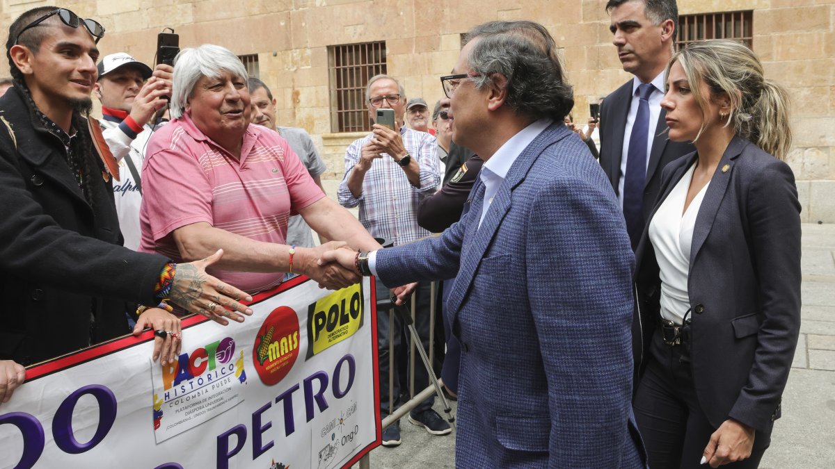 El presidente de Colombia, Gustavo Petro, saluda a asistentes durante la entrega de la medalla de la Universidad de Salamanca, como un reconocimiento.