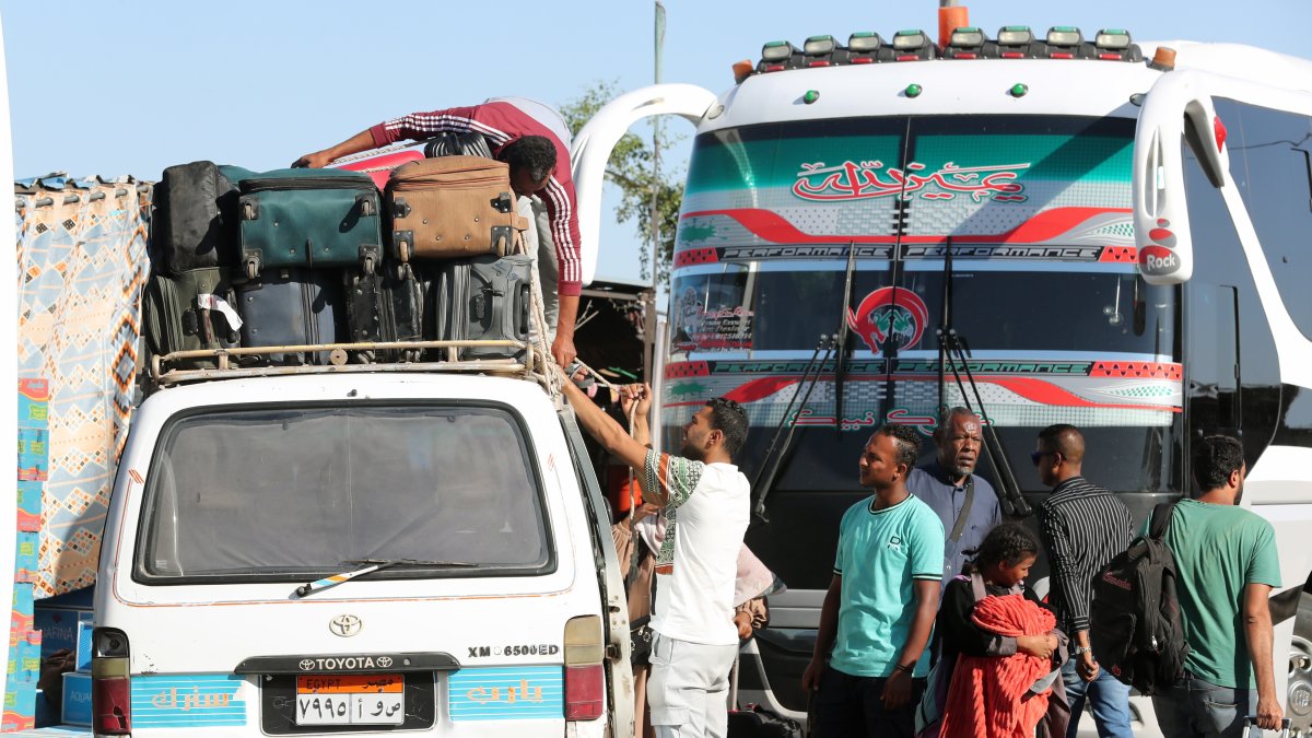 Las personas que huyen de los combates en Sudán llegan a la estación de autobuses de Wadi Karkar en Asuán, Egipto, el 3 de mayo de 2023.