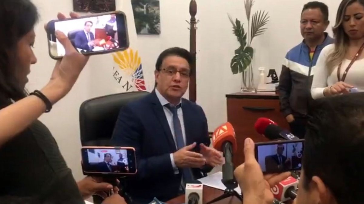 Presidente. Fernando Villavicencio presentó ayer las conclusiones del informe elaborado por los asesores de la Comisión y que será remitido al Pleno.