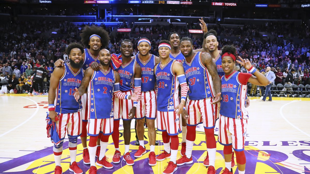 Los Harlem Globetrotters asisten al juego The Harlem Globetrotters en el Staples Center en 2019 en Los Ángeles.
