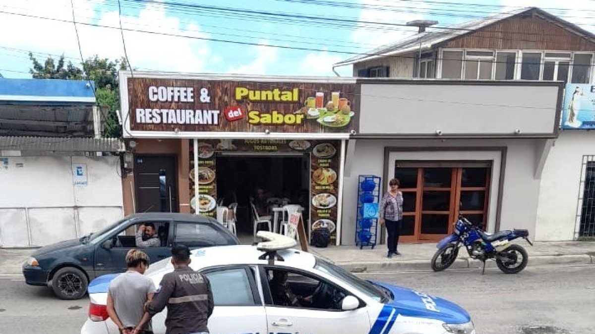 Crimen. El acusado saliendo de la audiencia de calificación de cargos.​