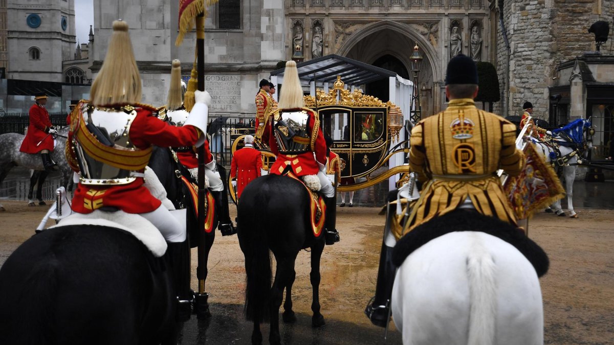El entrenador del Jubileo de Diamante que lleva al Rey Carlos III de Gran Bretaña y a la Reina Consorte Camila llega para su coronación en la Abadía de Westminster en Londres.