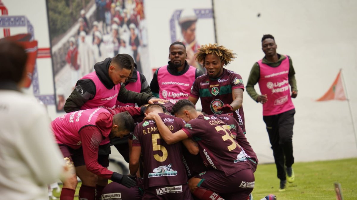 La plantilla de Mushuc Runa en medio de festejos gol el pasado 5 marzo en la victoria 2-1 sobre Gualaceo.