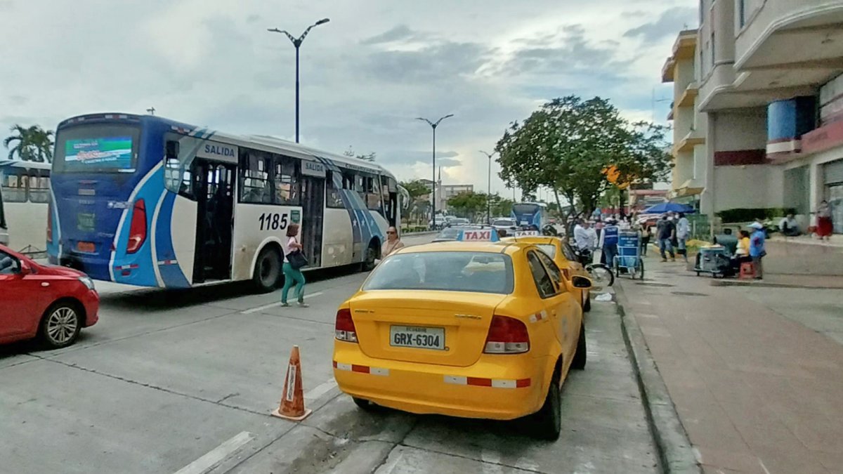 Pasajero de colectivo dejando en media calle en la Alborada.