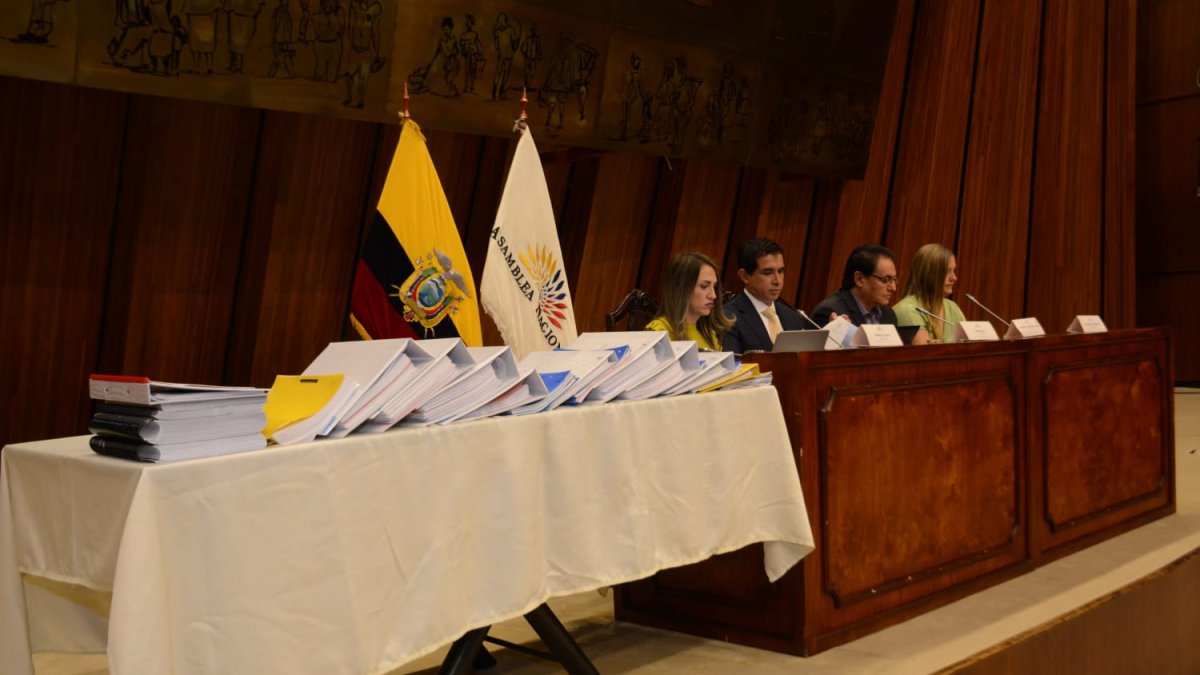 El voluminoso expediente fue colocado en una de las mesas dispuestas para la sesión de Fiscalización.