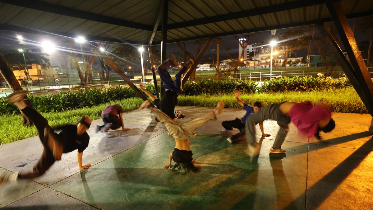 Equipo. En el parque Clemente Yerovi se juntan casi 15 personas de distintos barrios y edades. Todos se conocen y se turnan para bailar.
