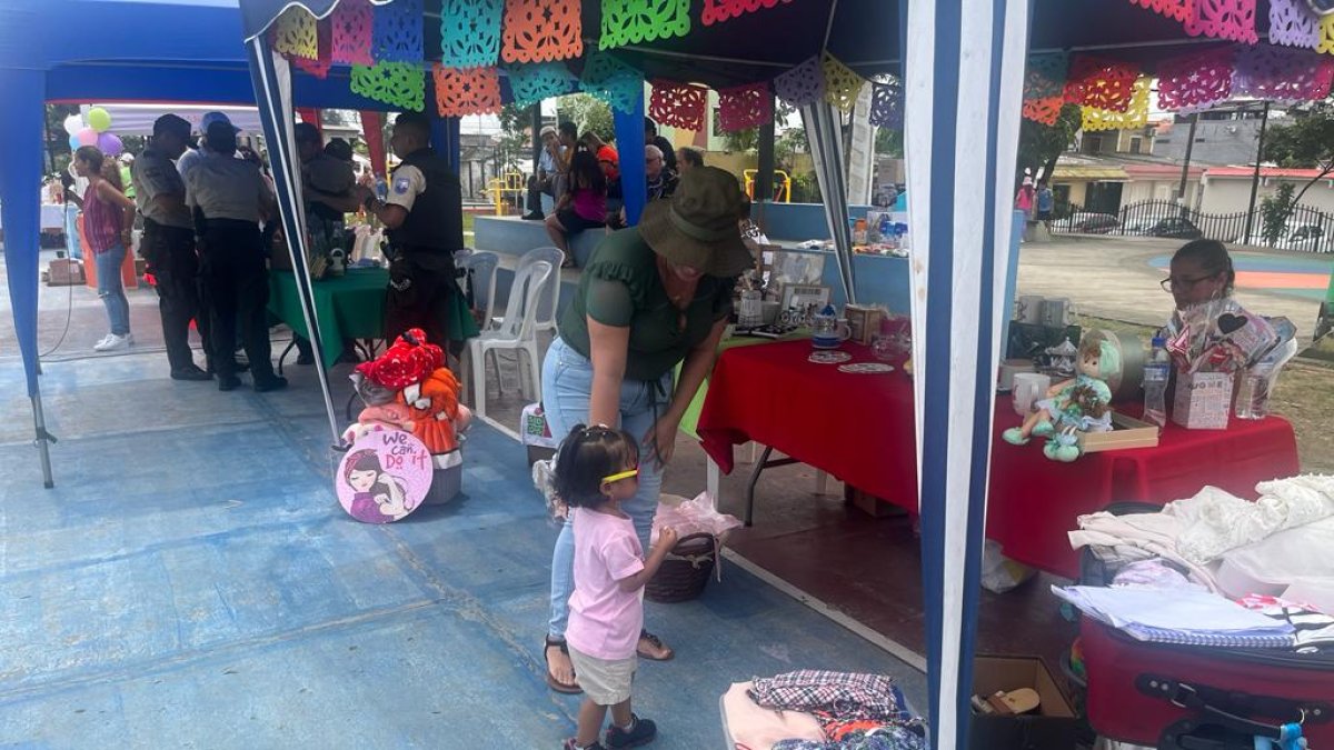 Evento. Madres llegaron al punto con sus hijos a disfrutar la feria.