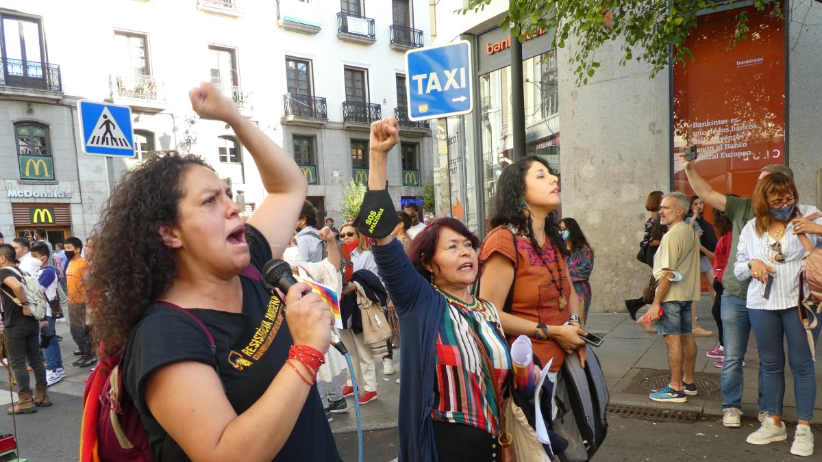 Madrid. Mónica Gortaire (izq.), en una de las actividades en favor de los derechos de los migrantes. Ella llegó a España con su familia cuando ocurrió la gran migración tras el feriado bancario.