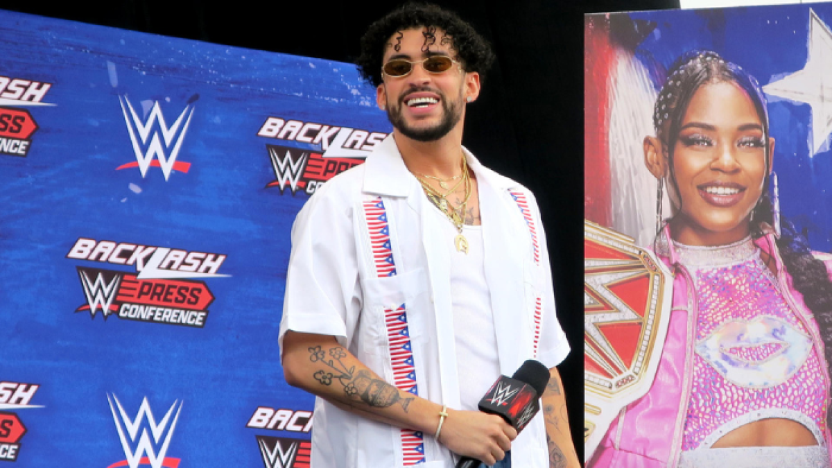 El artista urbano puertorriqueño Bad Bunny habla durante una rueda de prensa celebrada hoy viernes en los exteriores del Coliseo de Puerto Rico en San Juan