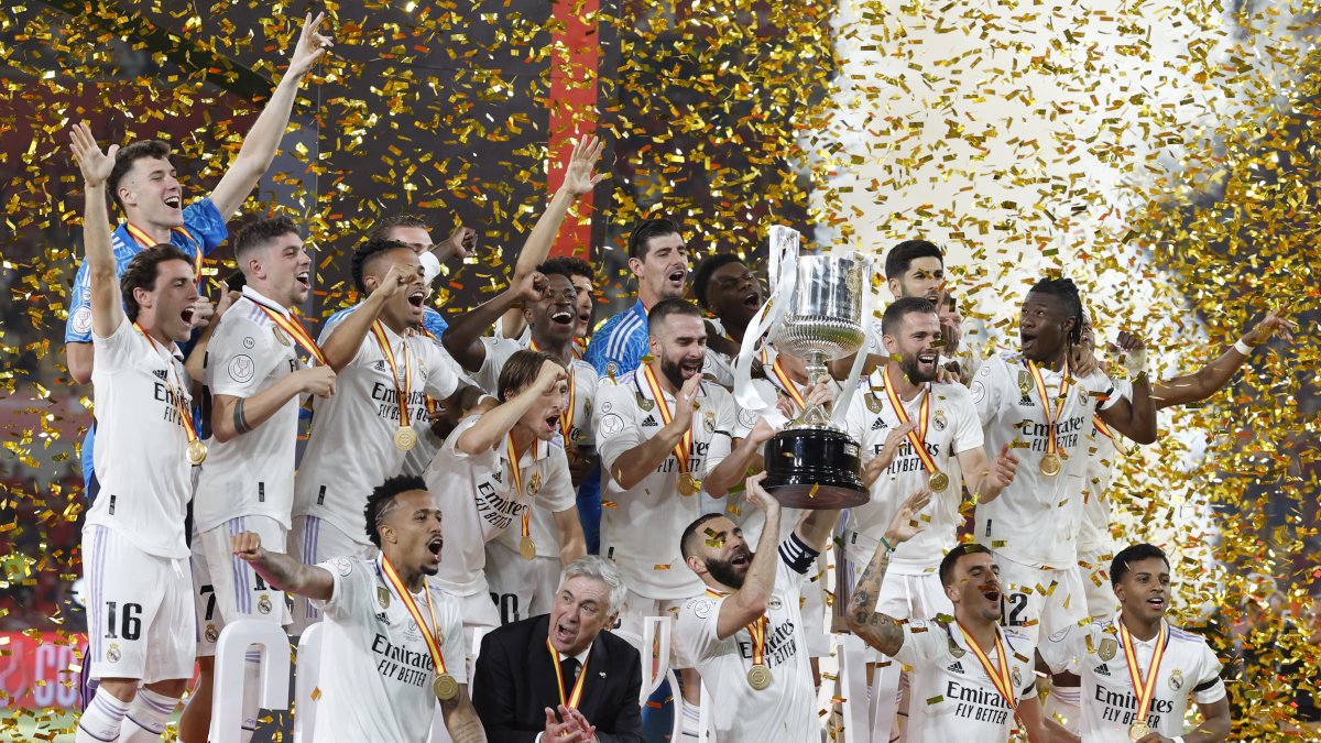 El Real Madrid levanta la Copa de Rey que se disputó en el estadio de La Cartuja, en Sevilla.