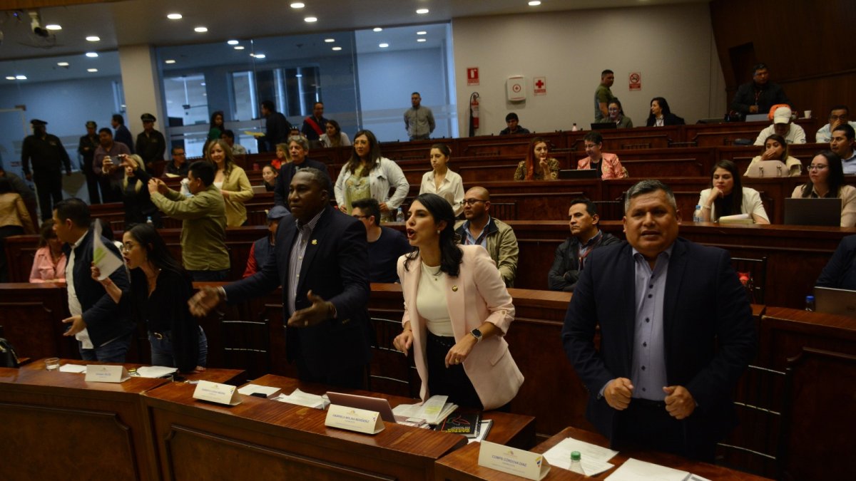 Reclamos. Los legisladores correístas hicieron sentir su malestar, porque el informe no recogía lo que ellos consideran su verdad.