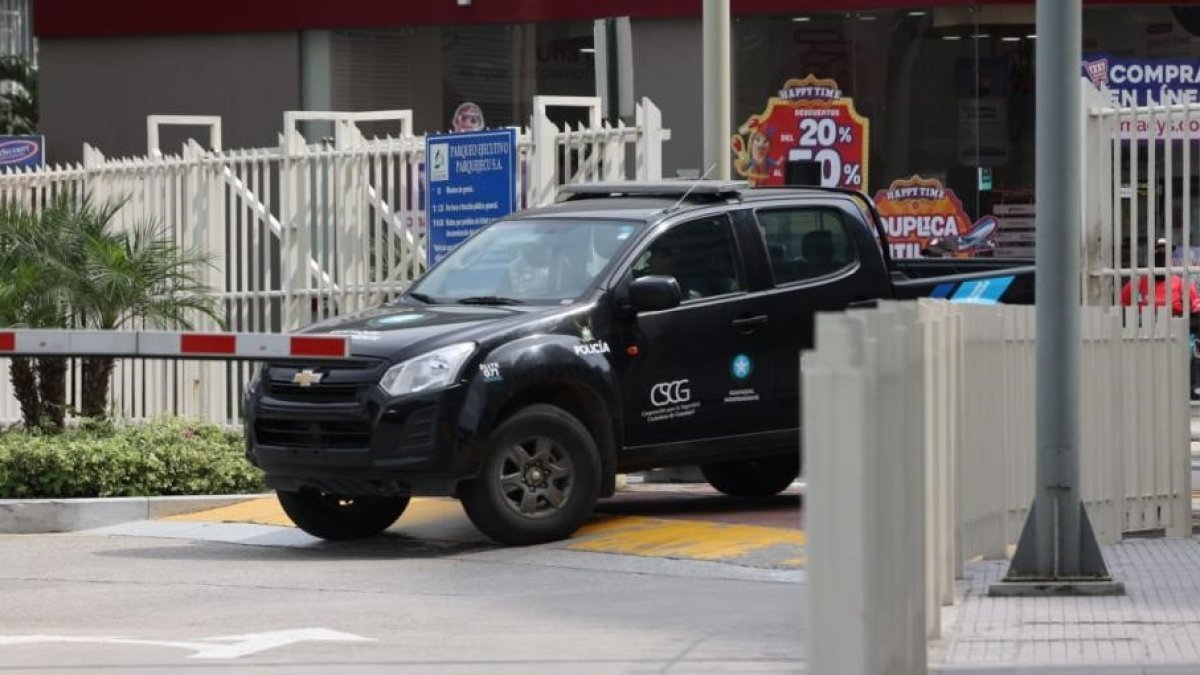 Policías llegaron al parque empresarial. Los detenidos fueron llevados a la Fiscalía.