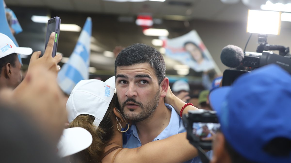 Política. El entonces candidato a la Alcaldía de Guayaquil, Aquiles Álvarez, en un acto público, frente a simpatizantes y comunicadores sociales.