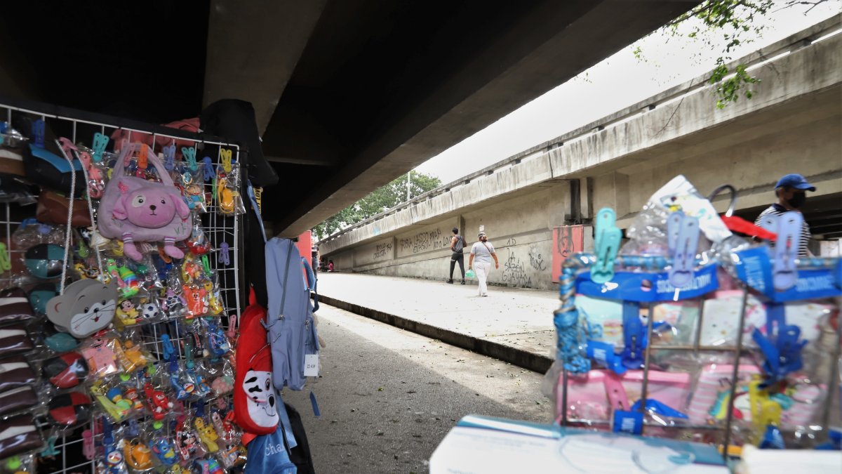 Escenario. Vendedores de diferentes productos ocupan los bajos de una estructura en la 25 de Julio.