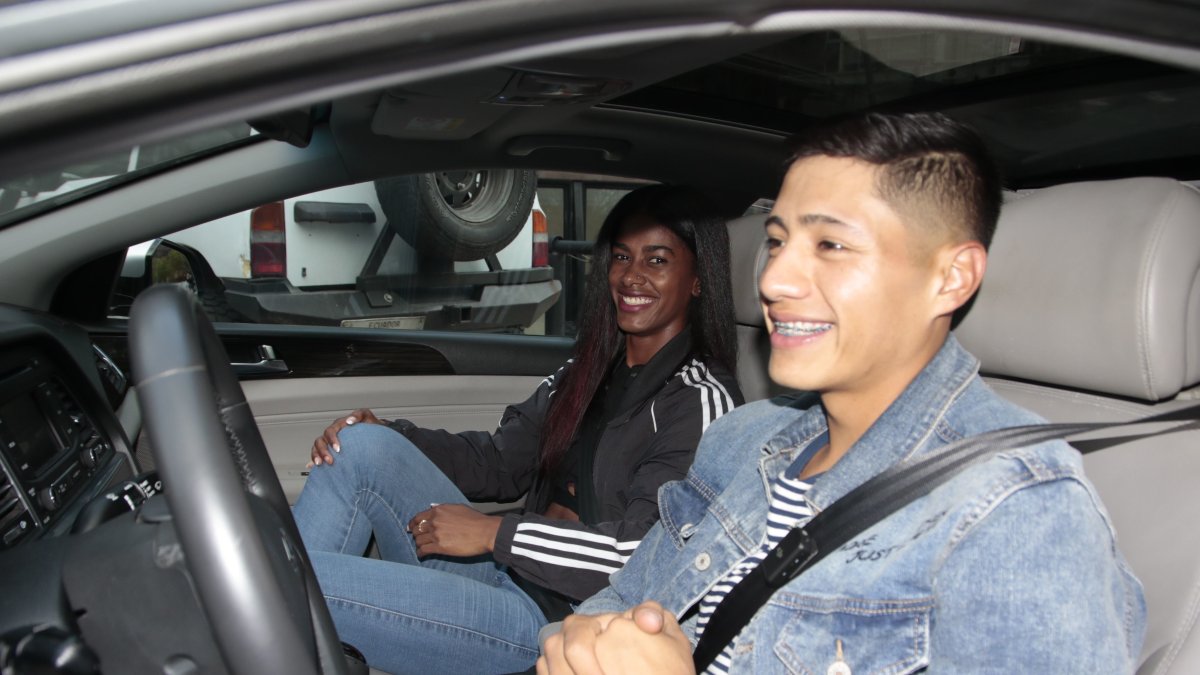 David Hurtado junto a la velocista Anahí Suárez, quien fue una de las invitadas al carpool.