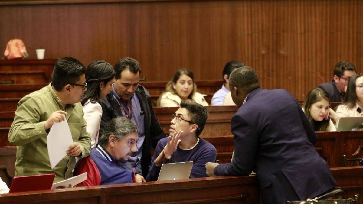 Acusadores. El equipo de asesores del correísmo se desgañita pensando cómo diantres se hace para acusar de peculado sin demostrar peculado.