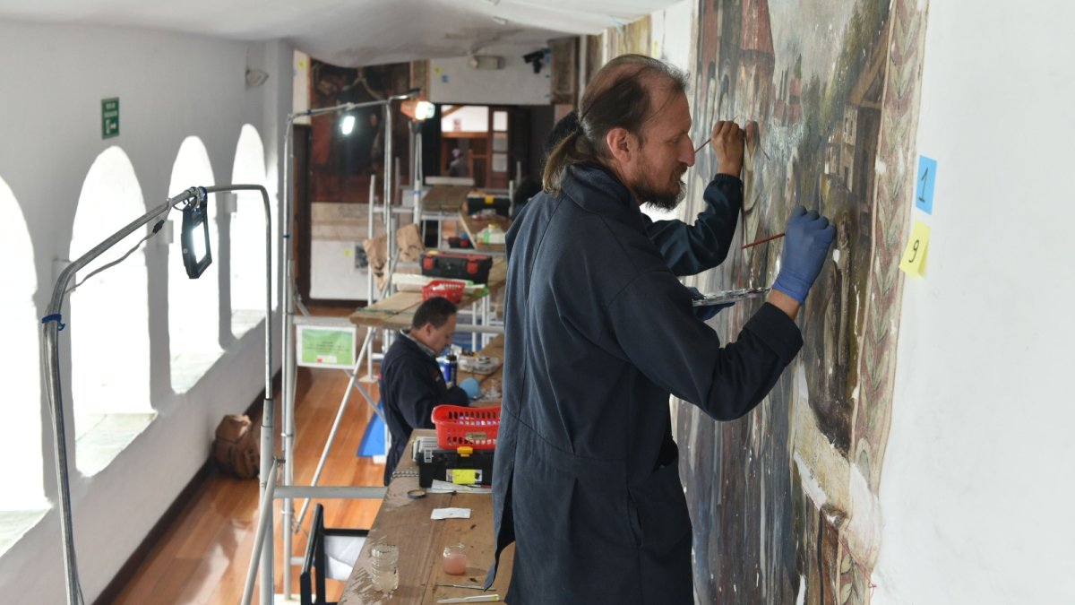 Labores. Los artistas y asistentes realizan un trabajo minucioso para recuperar los bienes patrimoniales. La concentración es clave a la hora de restaurar las piezas que se han desgastado.