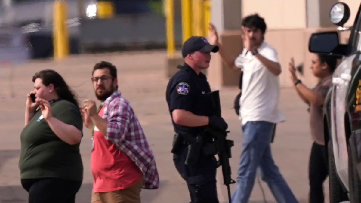 Desalojo del centro comercial de Allen tras el tiroteo