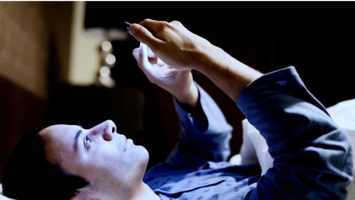 Hecho. Los adolescentes que dejan de usar sus teléfonos más temprano por la noche obtuvieron más sueño.