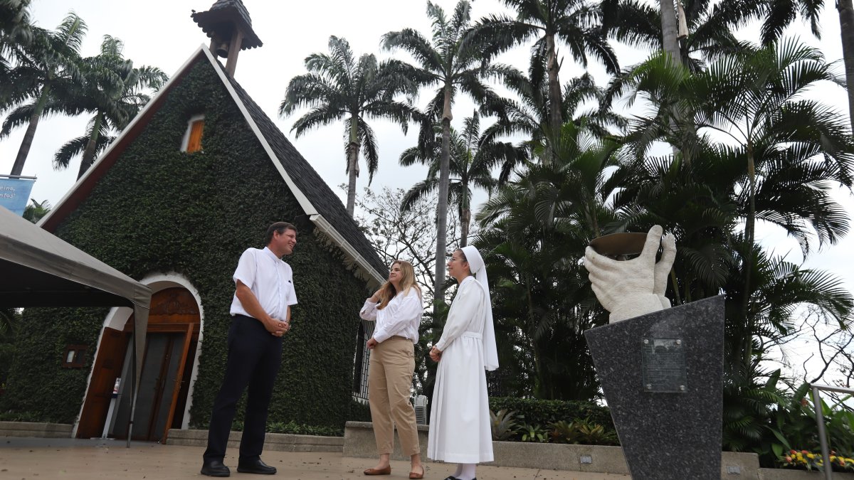 Presencia. El padre Felipe Ríos, junto a la hermana Melissa Álava y a la señora Jenny Alvear de Casal.