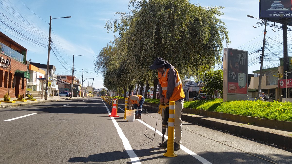 Desde muy temprano los trabajadores municipales iniciaron  la colocación de los separadores.