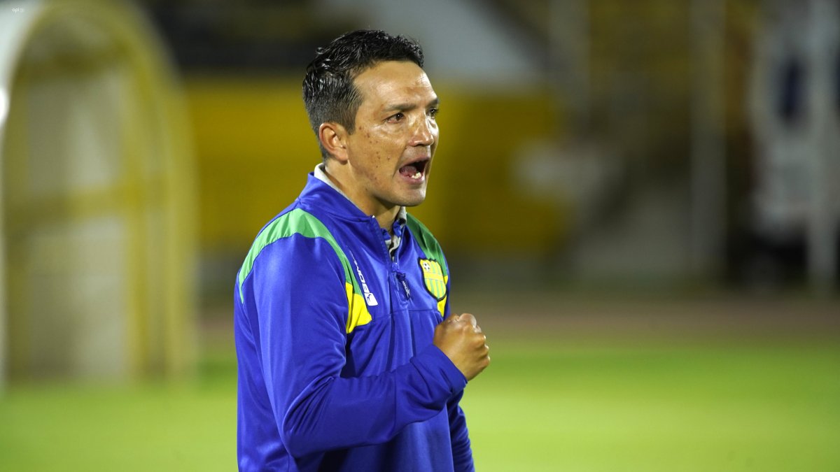 Leonardo Vanegas destaca como e entrenado de Gualaceo
