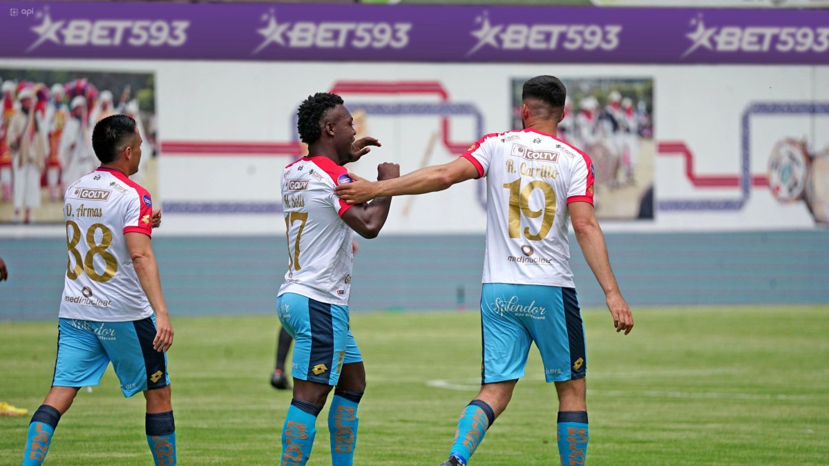 Maicon Solís (c) marcó el gol de la victoria de El Nacional sobre Mushuc Runa.