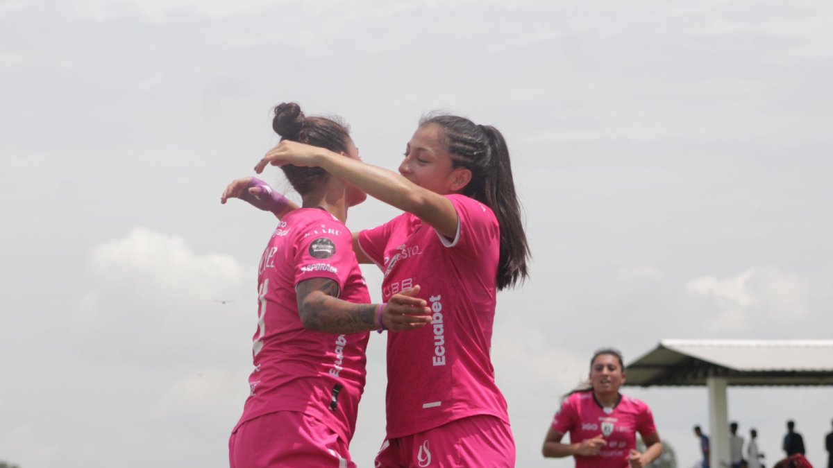 Karen Páez (i) marcó un triplete en la victoria de Dragonas sobre Patria y es la goleadora de la Superliga.