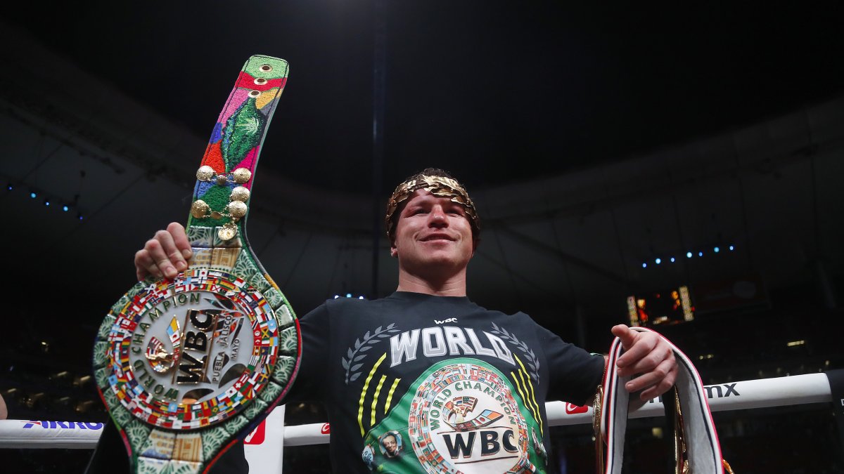 Canelo Álvarez y los títulos de la división súper mediana que retuvo en la pelea en Guadalajara.