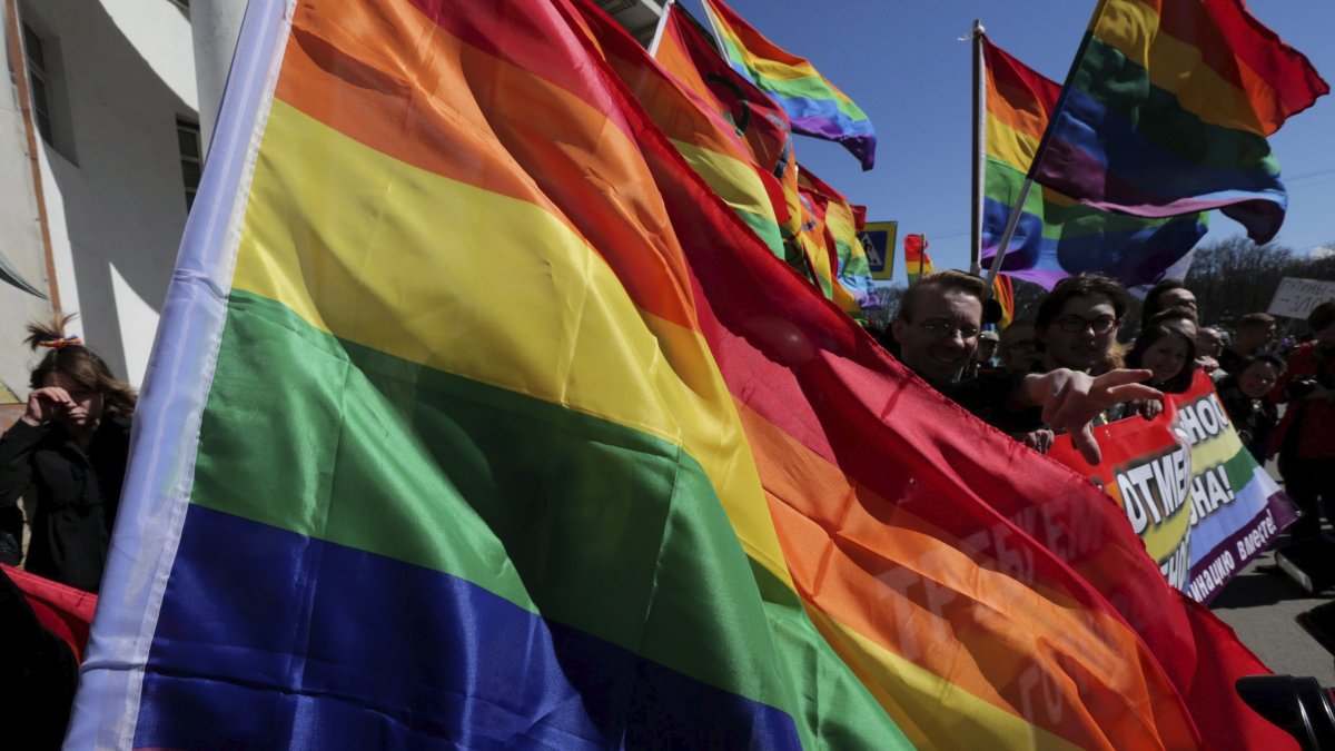Activistas LGBT marchan y gritan consignas durante las manifestaciones en otros paises