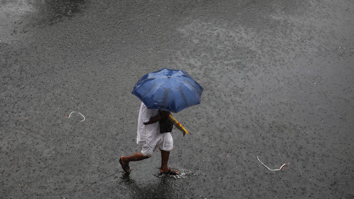 Foto referencial. Un hombre se protege con su paraguas de las intensas lluvias.