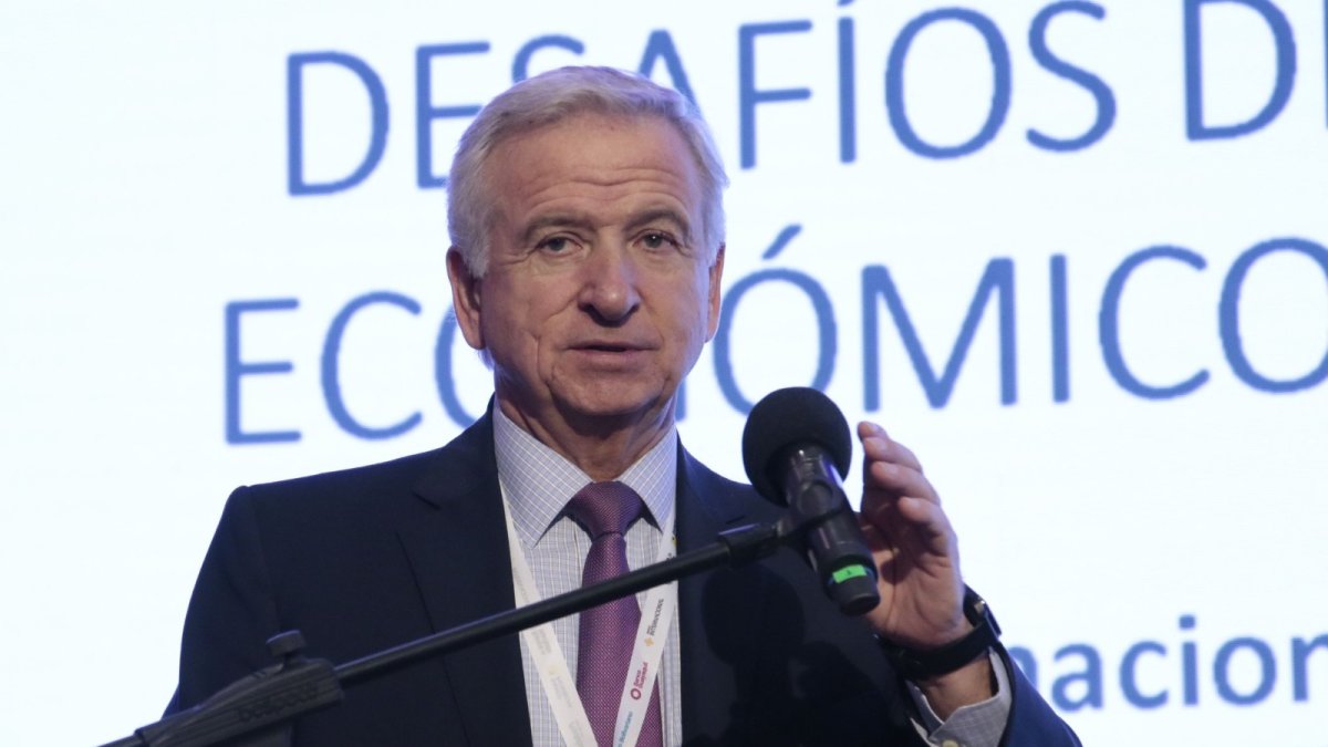 El economista Felipe Larraín en su ponencia en el Congreso Internacional de Economía y Banca 2023.