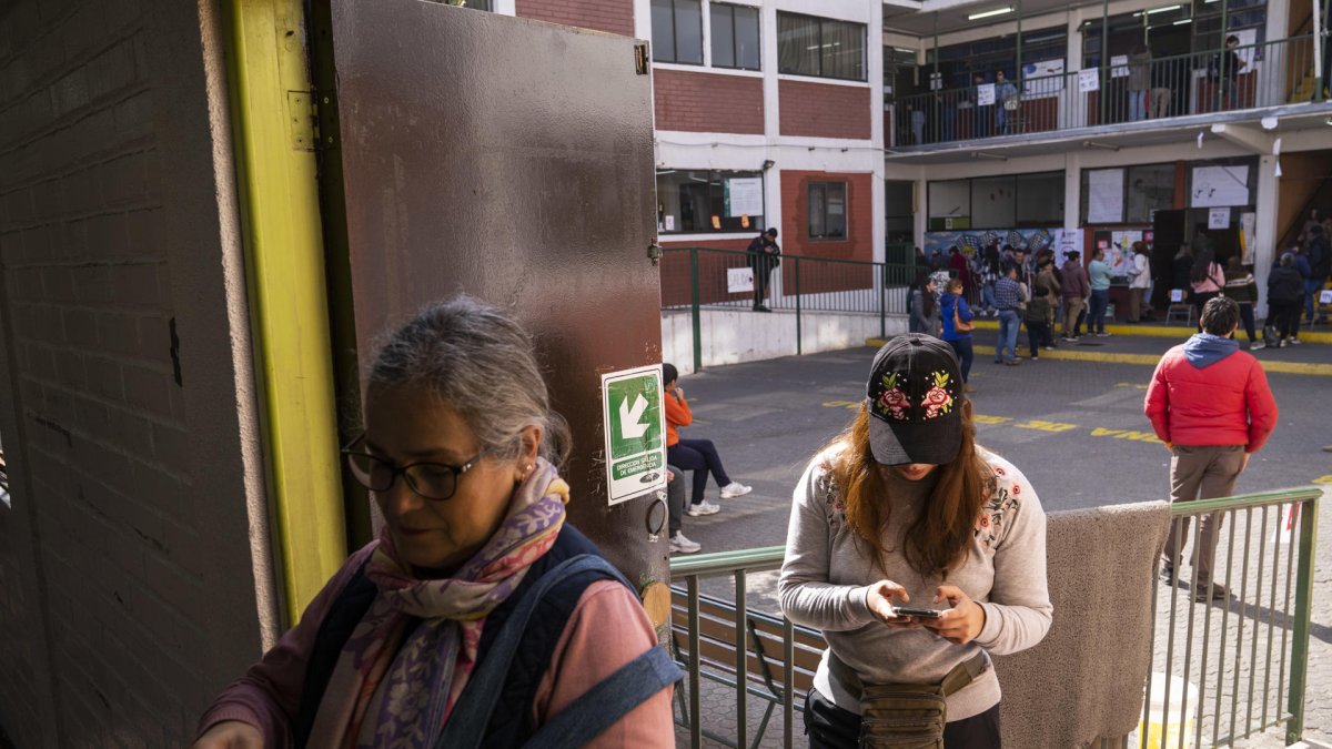 Los ciudadanos acudieron a votar en las elecciones del Consejo Constitucional 2023.