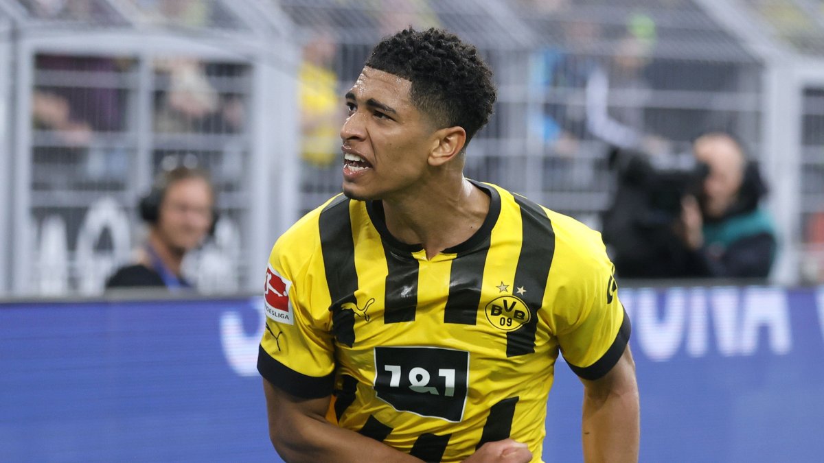 Jude Bellingham de Dortmund celebra tras anotar el 6-0  ante el Wolfsburg.