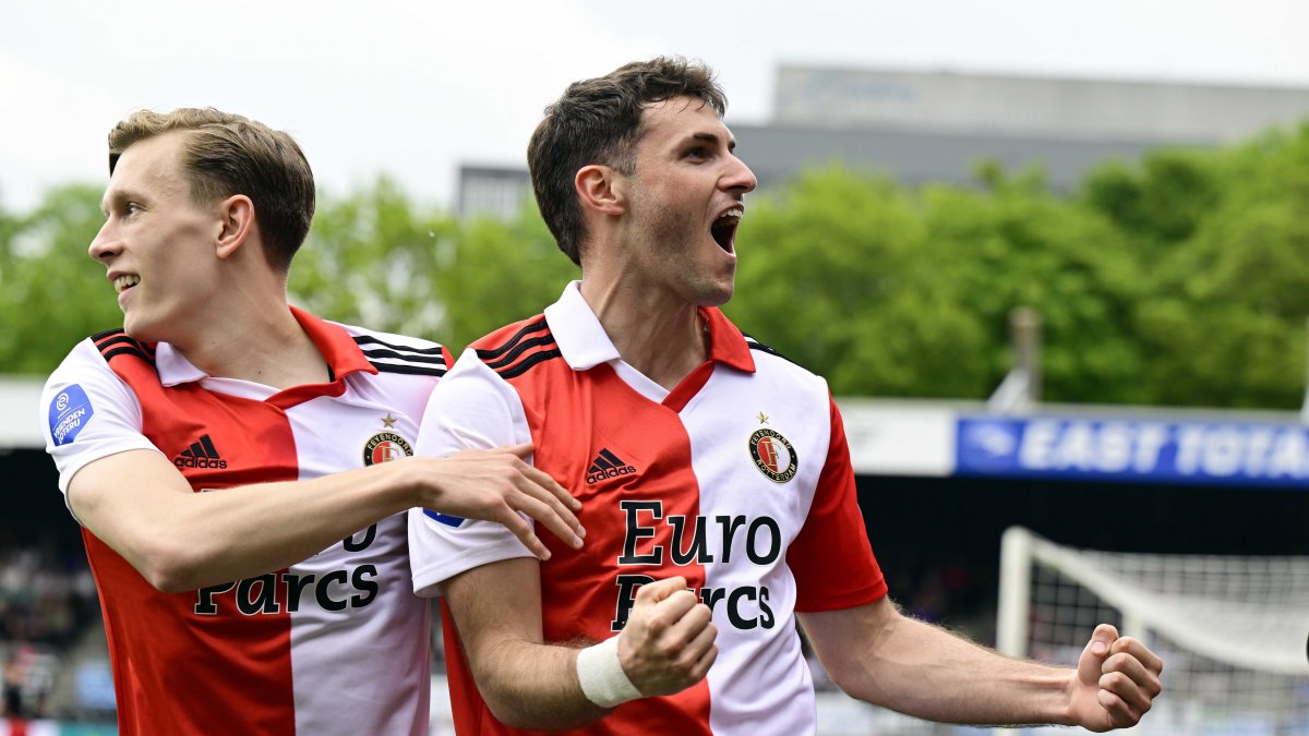 Marcus Pedersen (i) y Santiago Giménez de Feyenoord (d) celebran el 0-1 del equipo durante el partido de la Eredivisie holandesa.