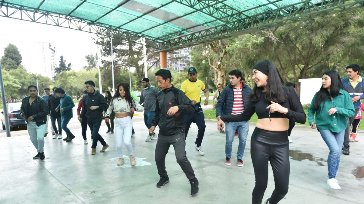 Movimiento. Ciudadanos de todas las edades se reúnen los sábados en la tarde en el parque La Carolina.