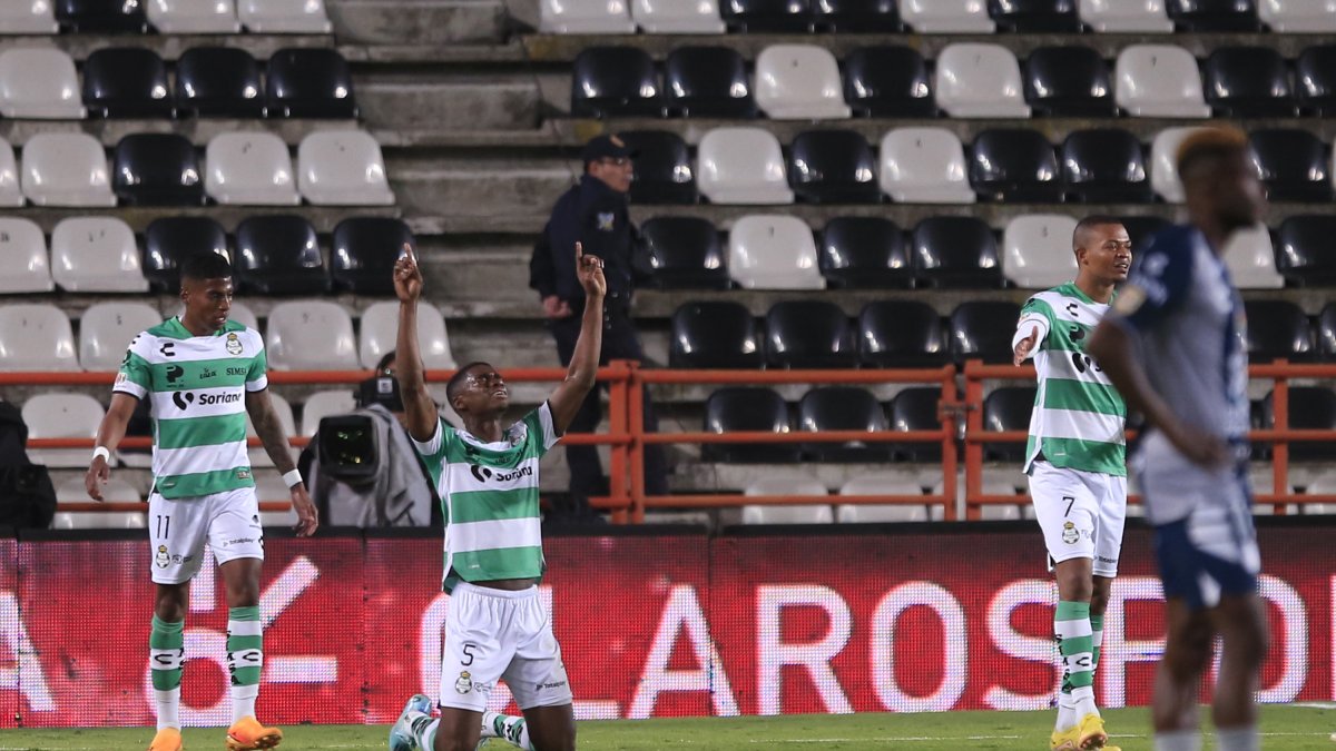 Félix Torres de Santos celebra un gol ante Pachuca, durante un partido del torneo Clausura 2023 del fútbol mexicano, disputado en el estadio Hidalgo, en Pachuca (México).