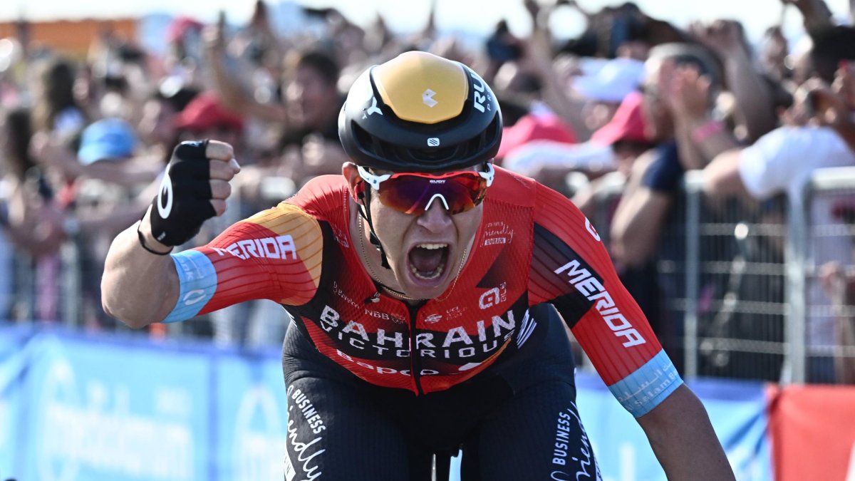 El ciclista italiano Jonathan Milan del equipo Bahrain Victorious cruza la línea de meta y gana la segunda etapa de la carrera ciclista Giro d'Italia 2023.